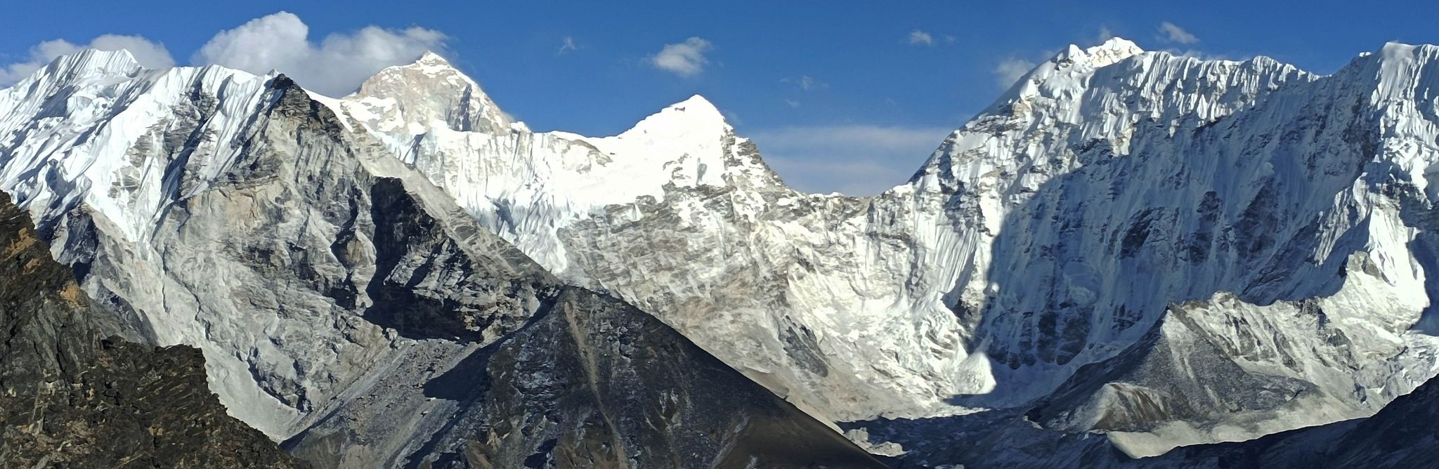 Island Peak ( 6.189m ), Makalu ( 8.475m ), Num Ri ( 6.676m ) and Baruntse ( 7.152m ) from Chhukhung Ri ( 5550m )