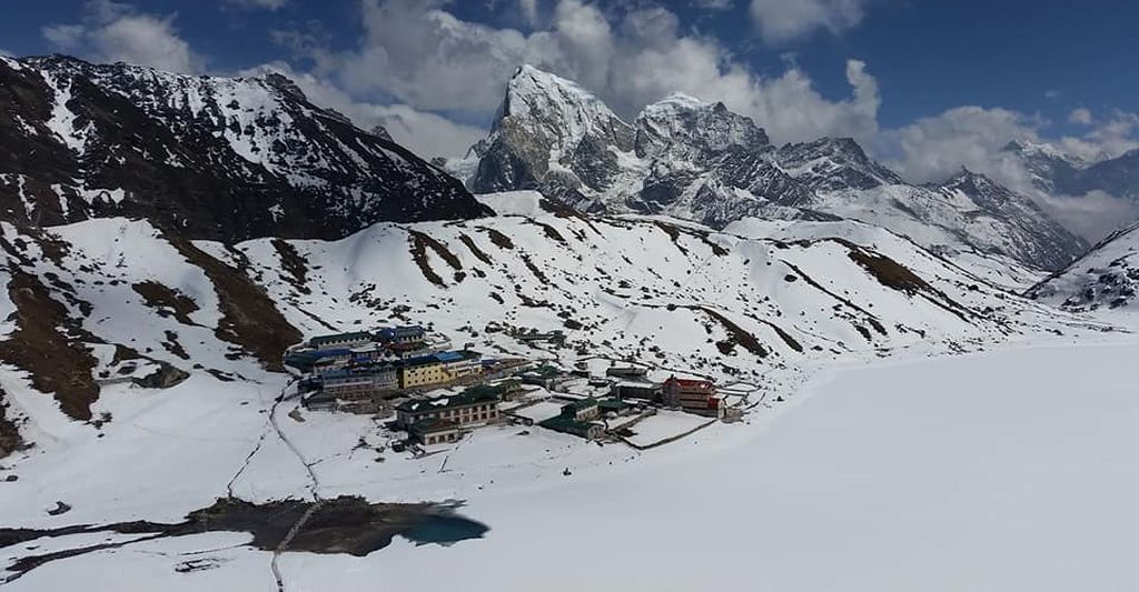 Cholatse ( 6440m ) and Taboche ( 6501m ) from Gokyo Ri