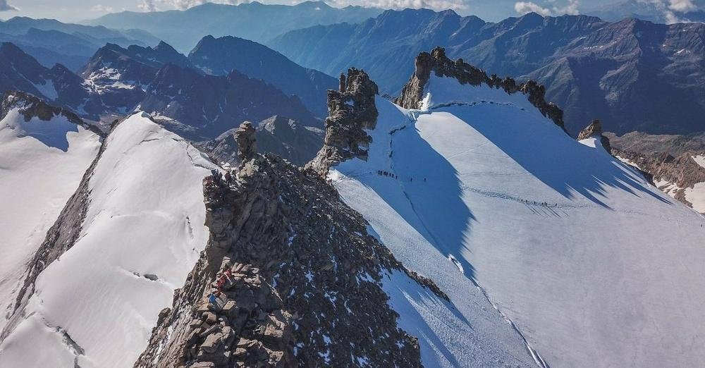 Summit crest of the Gran Paradiso ( 4061m ) - in the Italian Alps