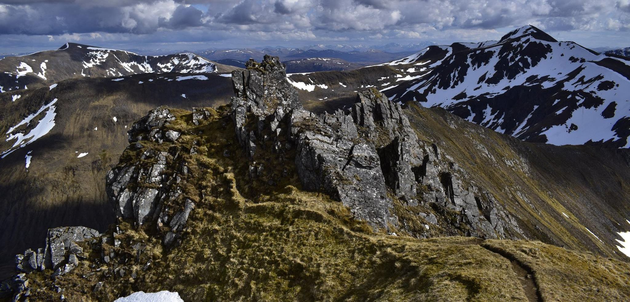 A'Chralaig to Mullach Fraoch-choire ridge