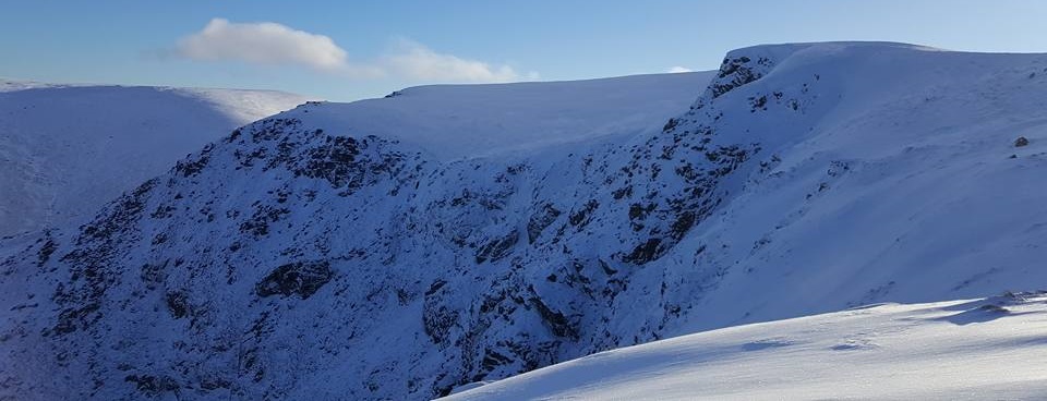 Driesh ( 947m ) and Mayar ( 928m ) above Glen Cova