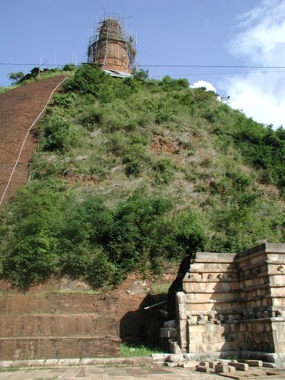 Abhayagiri Dagoba ( "fearless Giri" ) in Anuradhapura